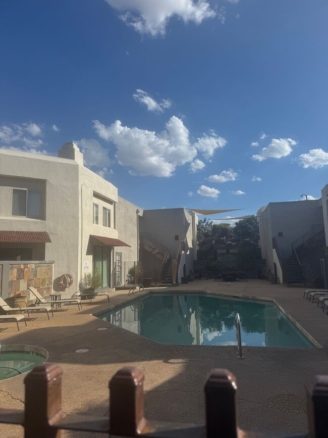 Building Photo - Old Town Scottsdale Condo For Rent!