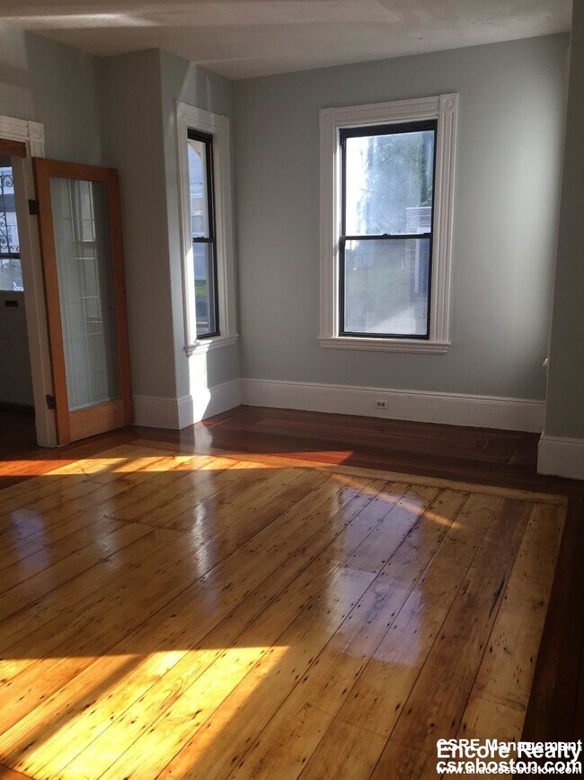 Photo - 12 Saunders St
