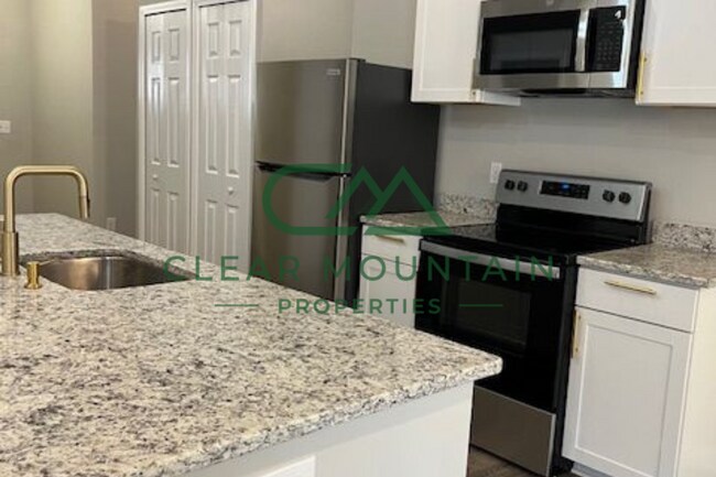 Photo - Beautifully Updated 4BR/2BA Home with Modern Finishes! Unidad 7 EC