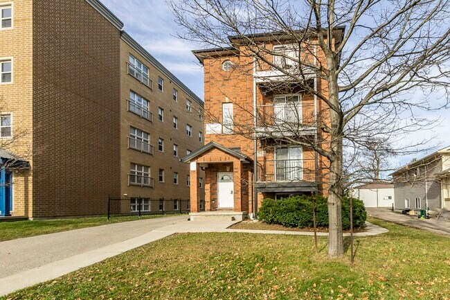 Photo - 62 University Ave