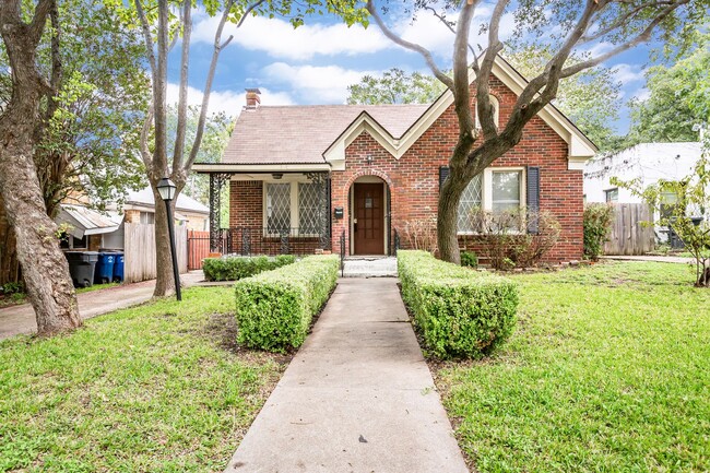 2 Bedroom, 1 Bath Tudor in Hollywood Heights - 2 Bedroom, 1 Bath Tudor in Hollywood Heights Casa