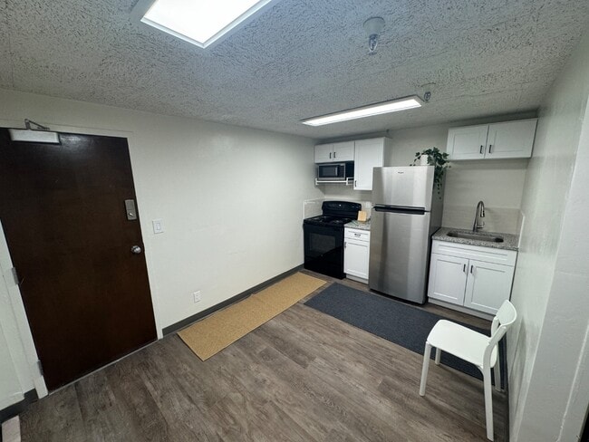 Building Photo - 460 W 600 N