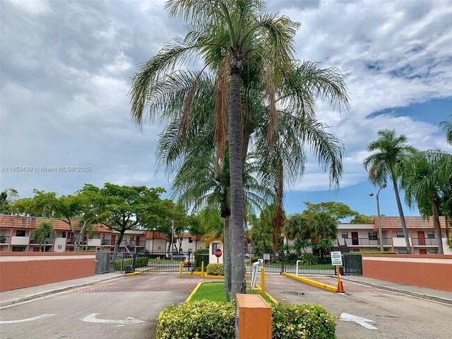 Photo - 905 NE 209th St Unit 102-30