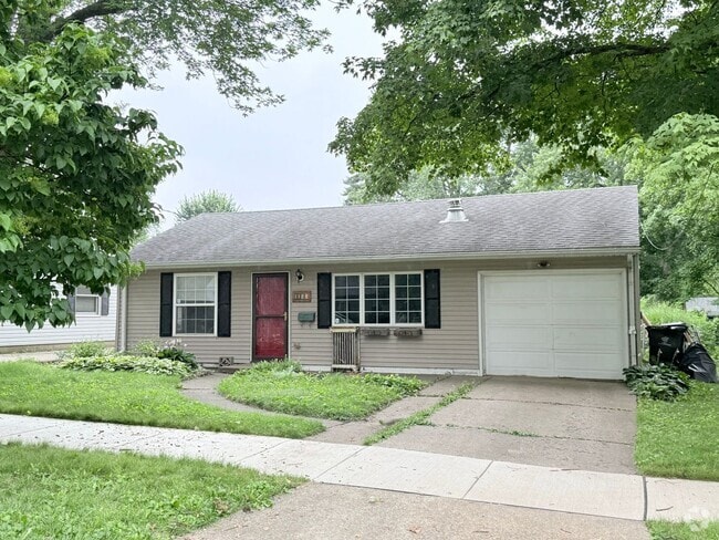 Building Photo - Beautiful 3 bed 2 bath home in Bloomington!