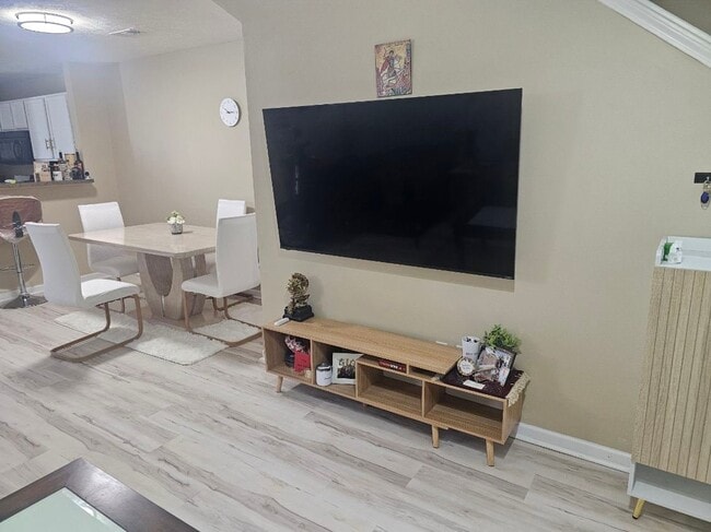 Photo - 572 Bradburn Village Cir