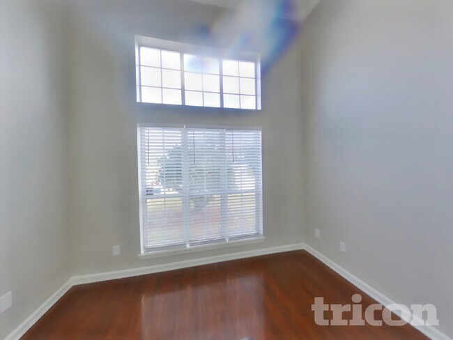 Photo - 838 Poydras Ln W