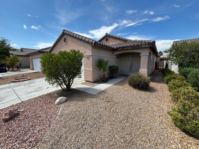 Building Photo - Beautiful 3Bed/2Bath Single Story Home loc...