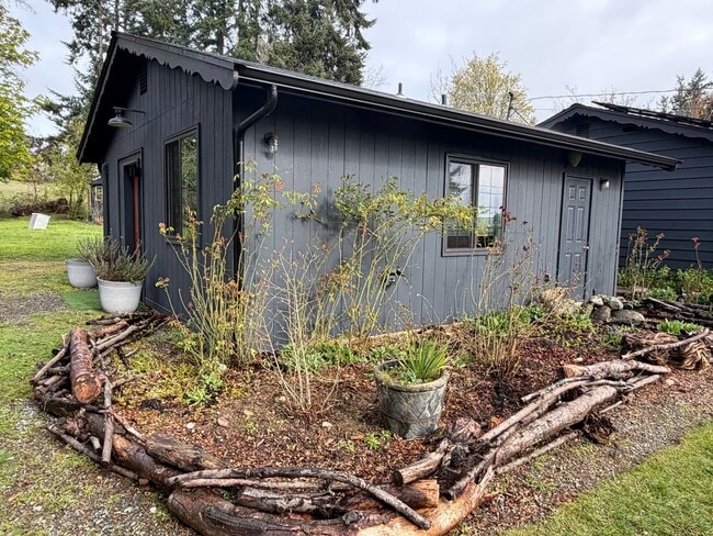 Building Photo - Updated and Stylish Studio Includes Utilities!