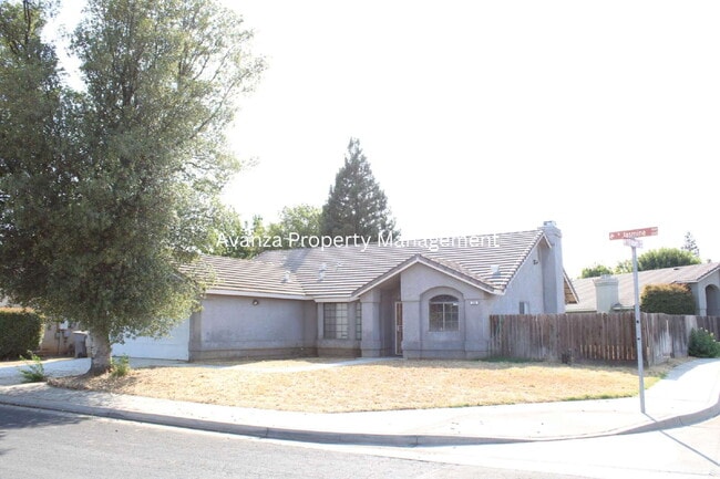 Building Photo - 4 Bedroom/2 Bath Home in Clovis
(Herndon ...