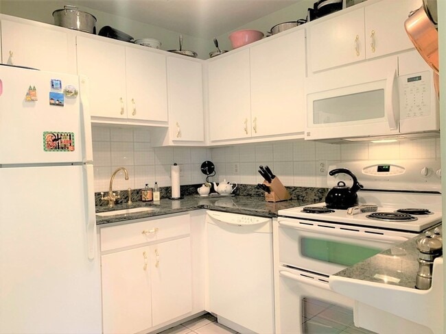 Building Photo - 425 Marlborough St Unit 2