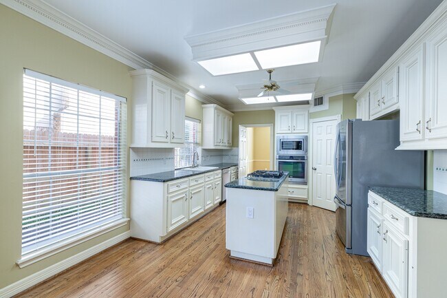 Photo - 4418 Jane St