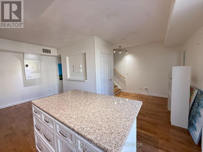 Photo - 3043 Finch Ave W