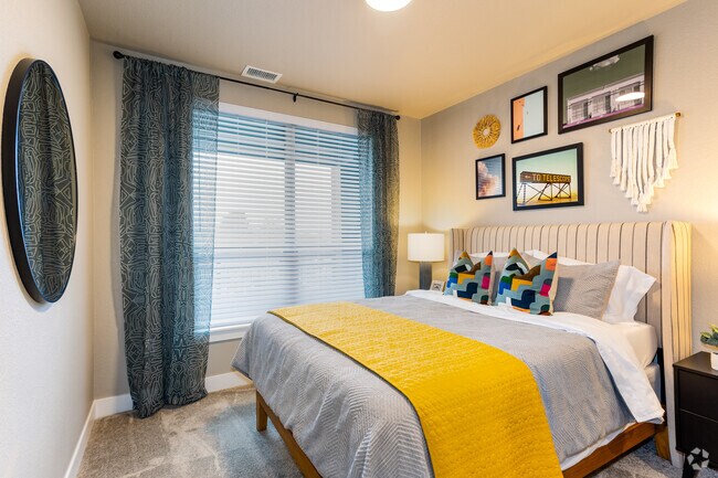 2BR, 2BA - 1,009SF - GW Apartments