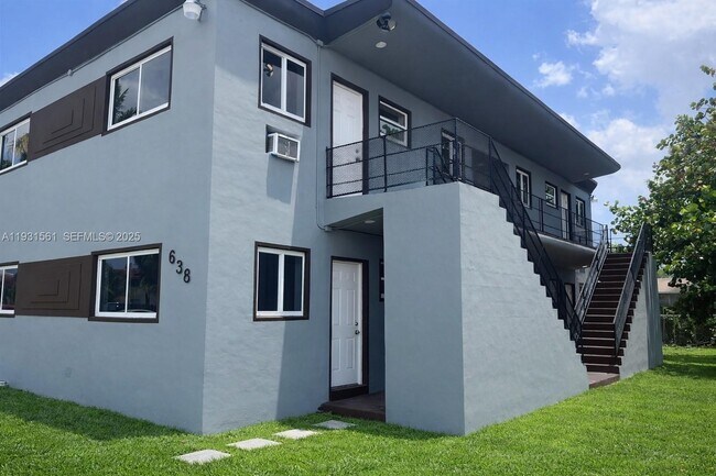 Photo - 638 NE 166th St Unidad 1