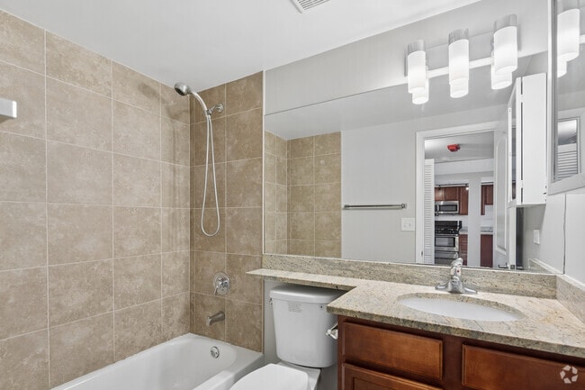 1BR, 1BA - 760SF - Primary Bathroom