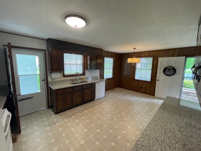 Large Eat In Kitchen - 309 Shasta Ave