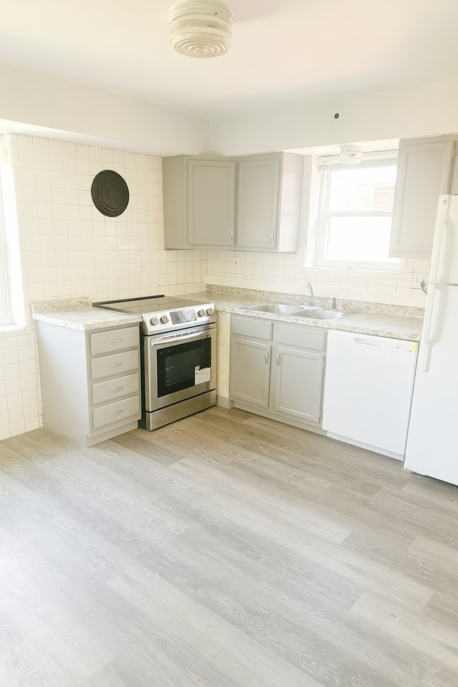 Photo - 7055 Amherst Ave