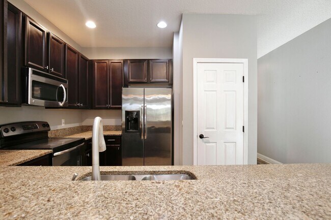Photo - Lovely 3/2.5 Spacious Townhome with a 2 Ca... Unidad 3603
