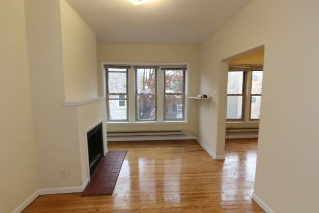 Building Photo - 644 W Barry Ave Unit J02P