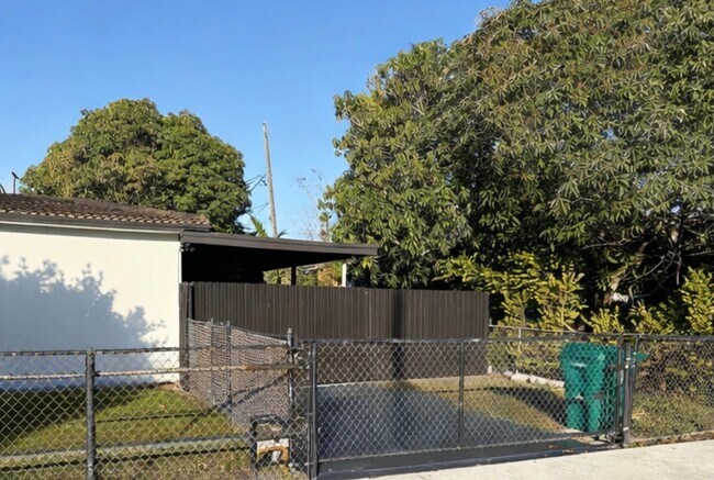 Photo - 900 NW 32nd Ave