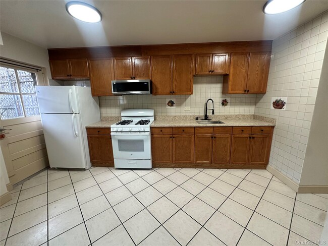 Building Photo - 1214 E 224th St