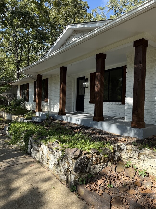 Building Photo - 3601 Oakwood Dr