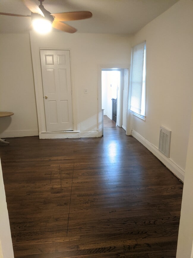 Livingroom - 814 Ferry St Unit 1