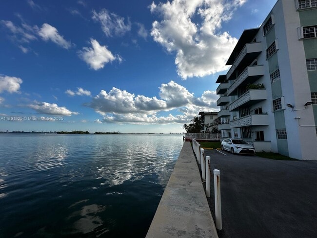 Photo - 7825 NE Bayshore Ct Unidad 205