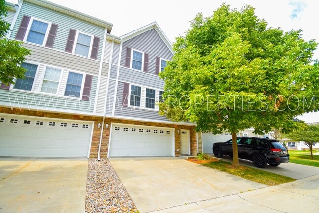2 Bedroom, 2.5 Bath Townhome in Urbandale - 2 Bedroom, 2.5 Bath Townhome in Urbandale