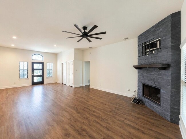 Photo - Modern 3 Bed / 2 Bath Home with Central Air & Updated Appliances in West Temple