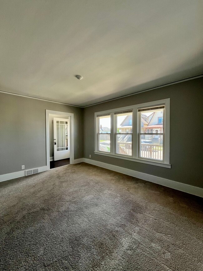 Photo - 170 Bondie St