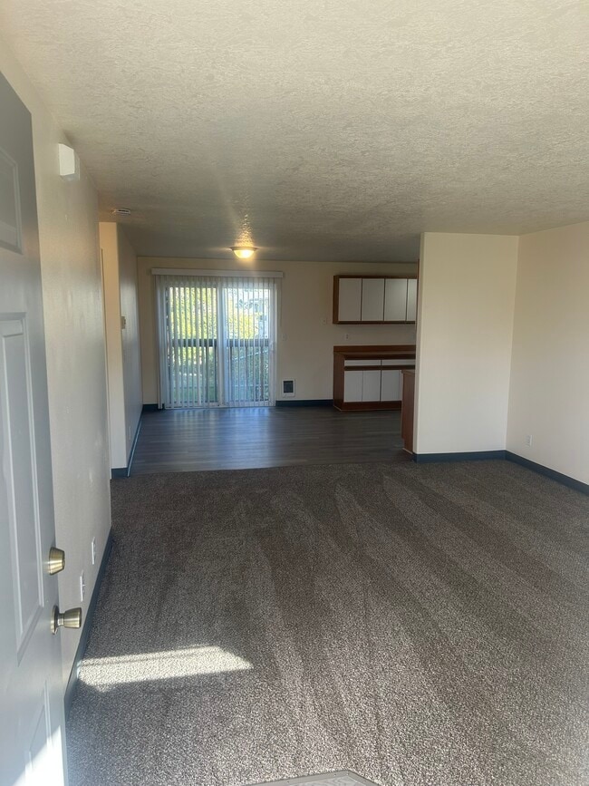 Building Photo - 935 NW Cains Rd