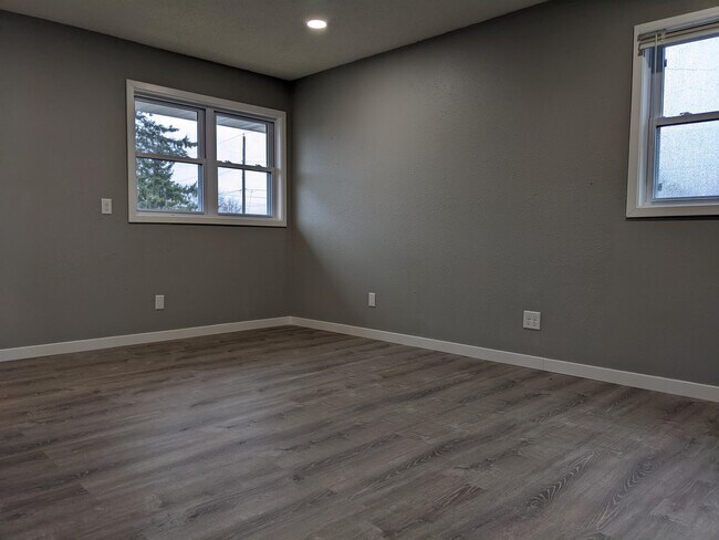 Photo - 105 Ludland Dr