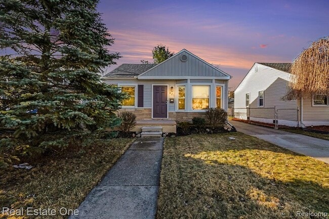 Building Photo - 421 W Kalama Ave