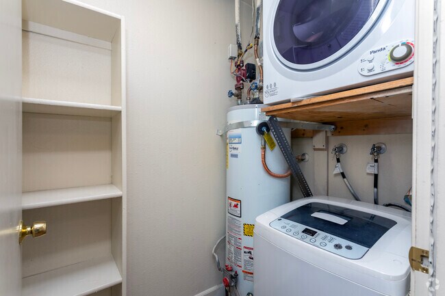 2BD, 2BA - 922SF - Laundry Room