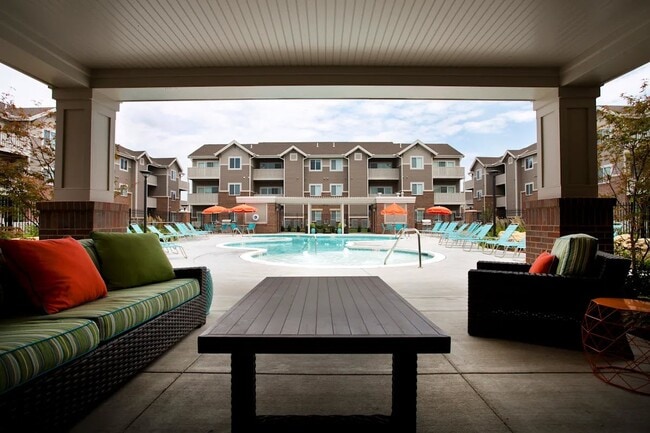 Déjese envolver por la serena atmósfera de SunStone at Fox Ridge, donde la elegancia moderna se fusiona con la vibrante vida al aire libre. Relájese junto a la reluciente piscina y el exuberante entorno. Mejore su estilo de vida hoy mismo: ¡programe su visita ahora!