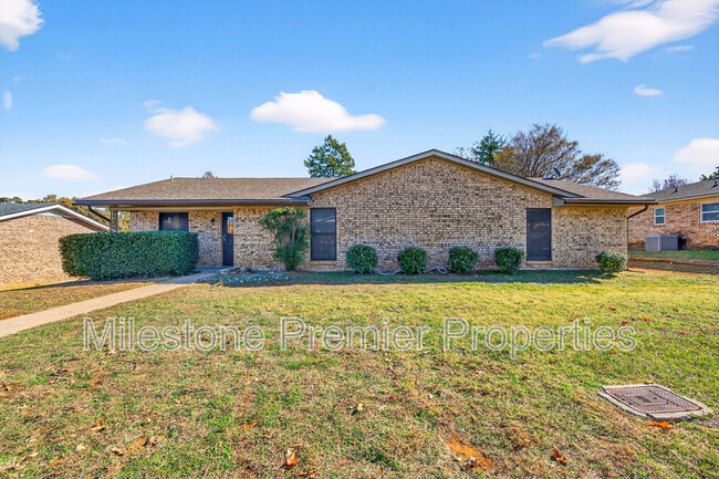 Building Photo - 3014 Jennifer Ave