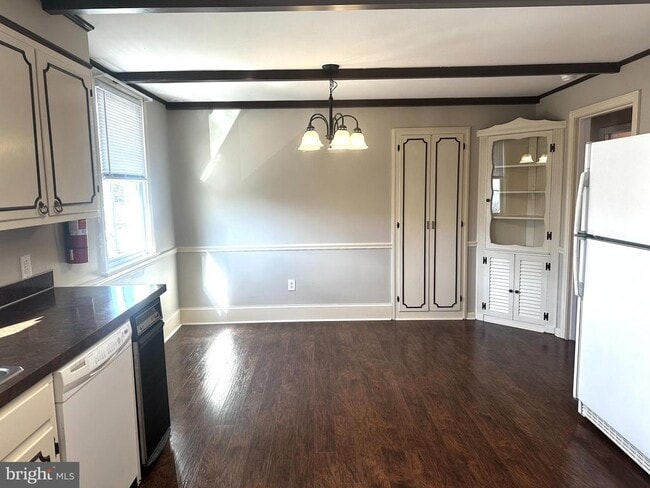 Building Photo - 659 N Main St