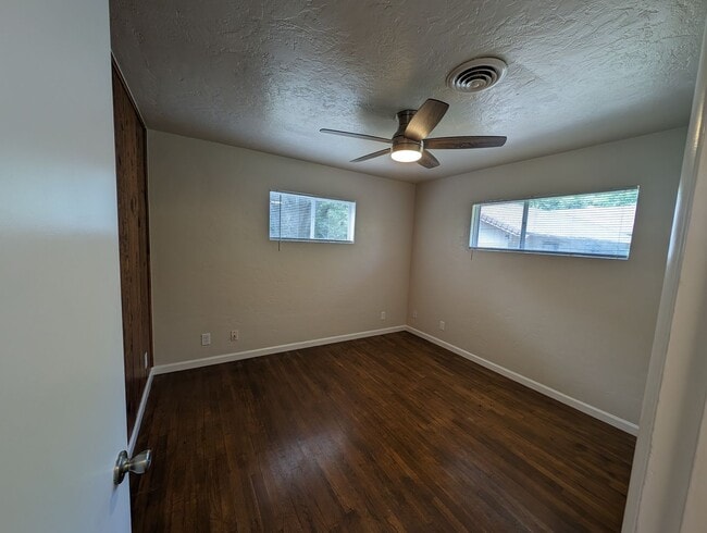 Photo - 3 Bedroom House Near Shopping and Schools
