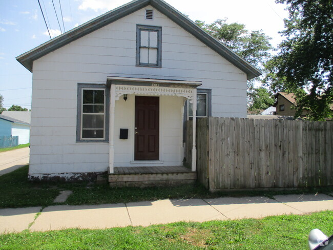 Building Photo - 1014 Denton St Rental