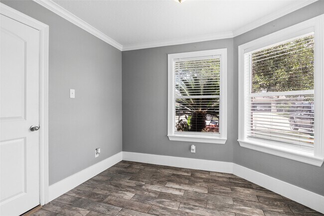 Photo - 2811 Oakland Brook St