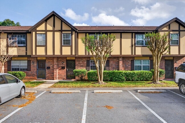 Building Photo - Spacious & Exciting Townhome style Condo