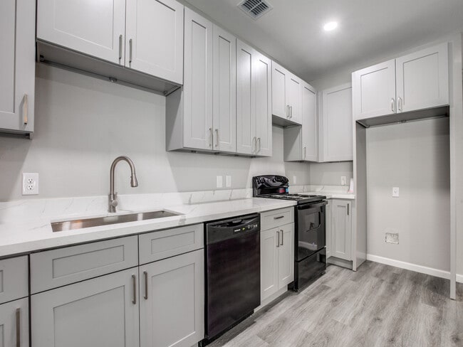 Photo - 2910 S Laredo St