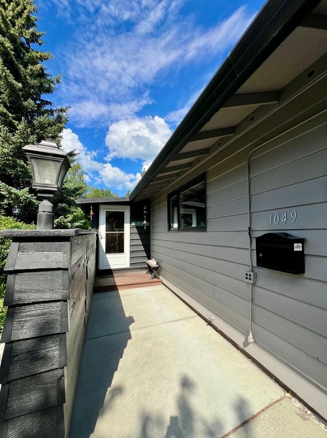 Photo - Available Nov 1st / Furnished / 1-Car Gara...