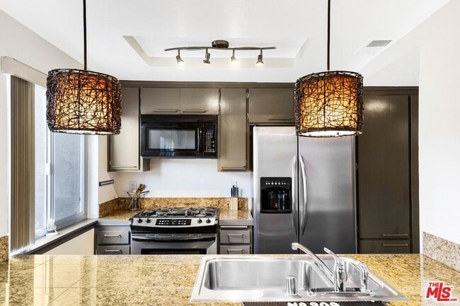 Building Photo - Furnished 3 Bed in Indian Canyon Villas Unit E