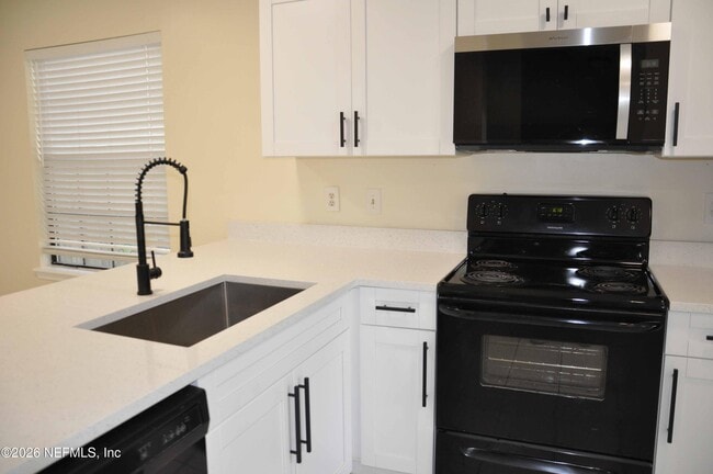 Photo - 2074 2nd St S