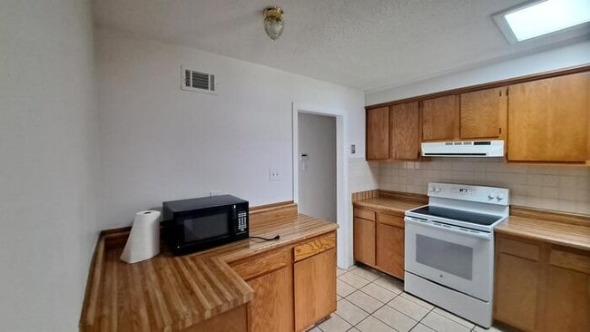 Photo - 8505 Lyn Ave