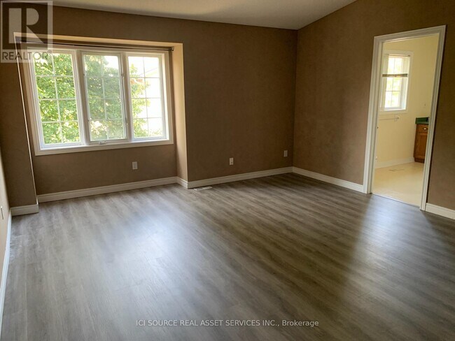 Photo - 410 Ambleside Dr