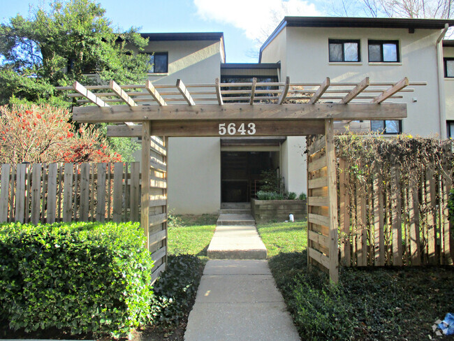 Building Photo - Beautiful 3 Bedroom Condo in Columbia!