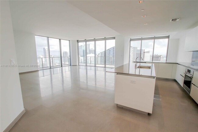 Building Photo - 88 SW 7th St Unit 4111 Rental